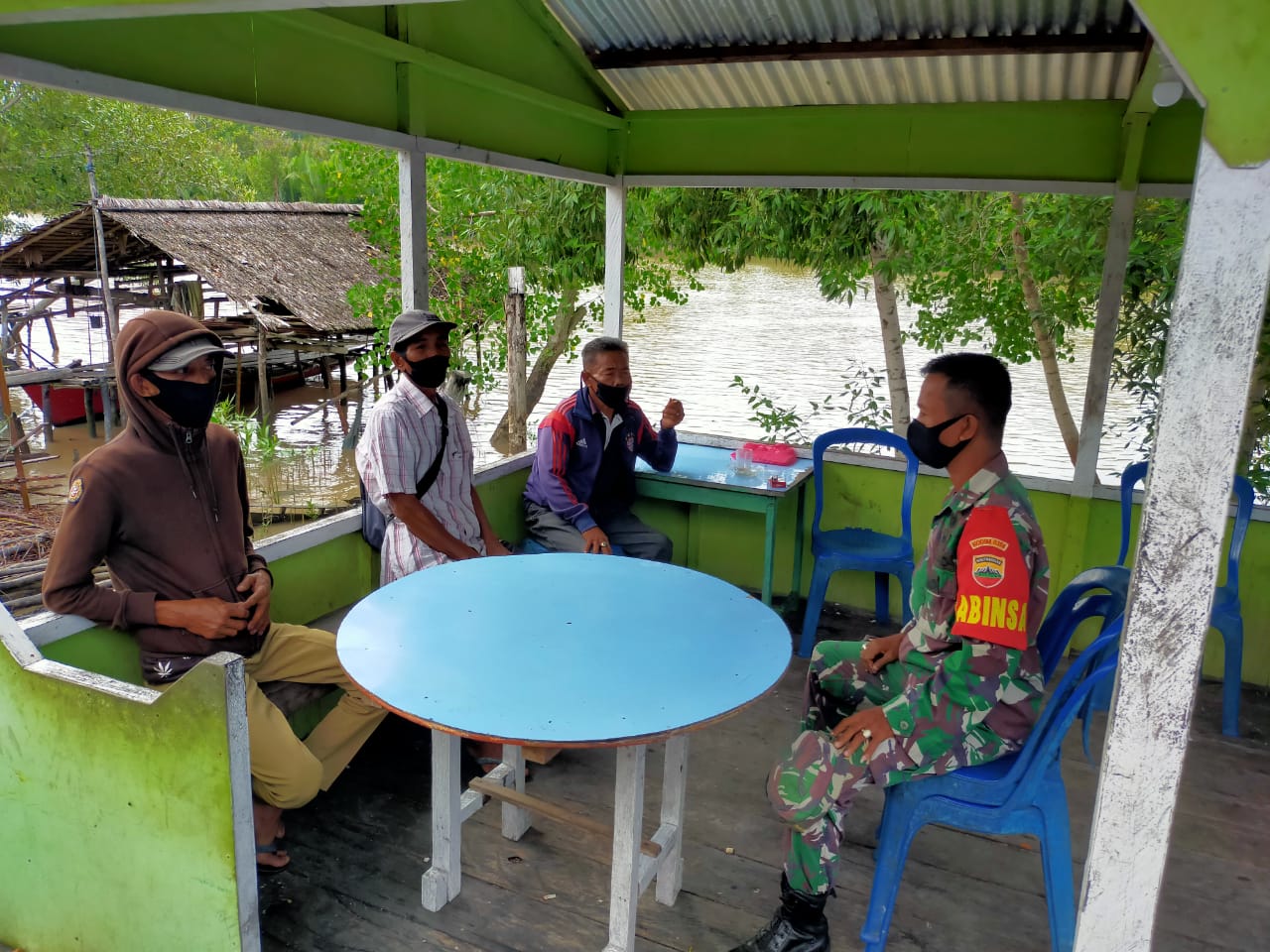 Tak Mengenal Tempat, Babinsa 04/Kuindra Rutin Lakukan Komsos dengan Masyarakat