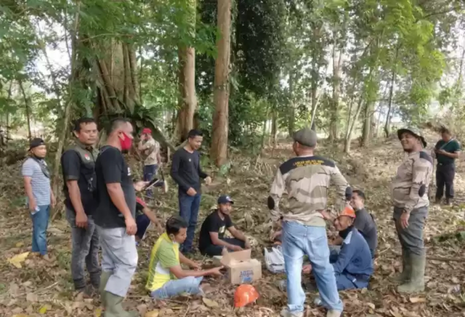 Mengenang Sejarah, LMR Pelalawan Bersihkan Makam Monti Dubalang di Desa Genduang