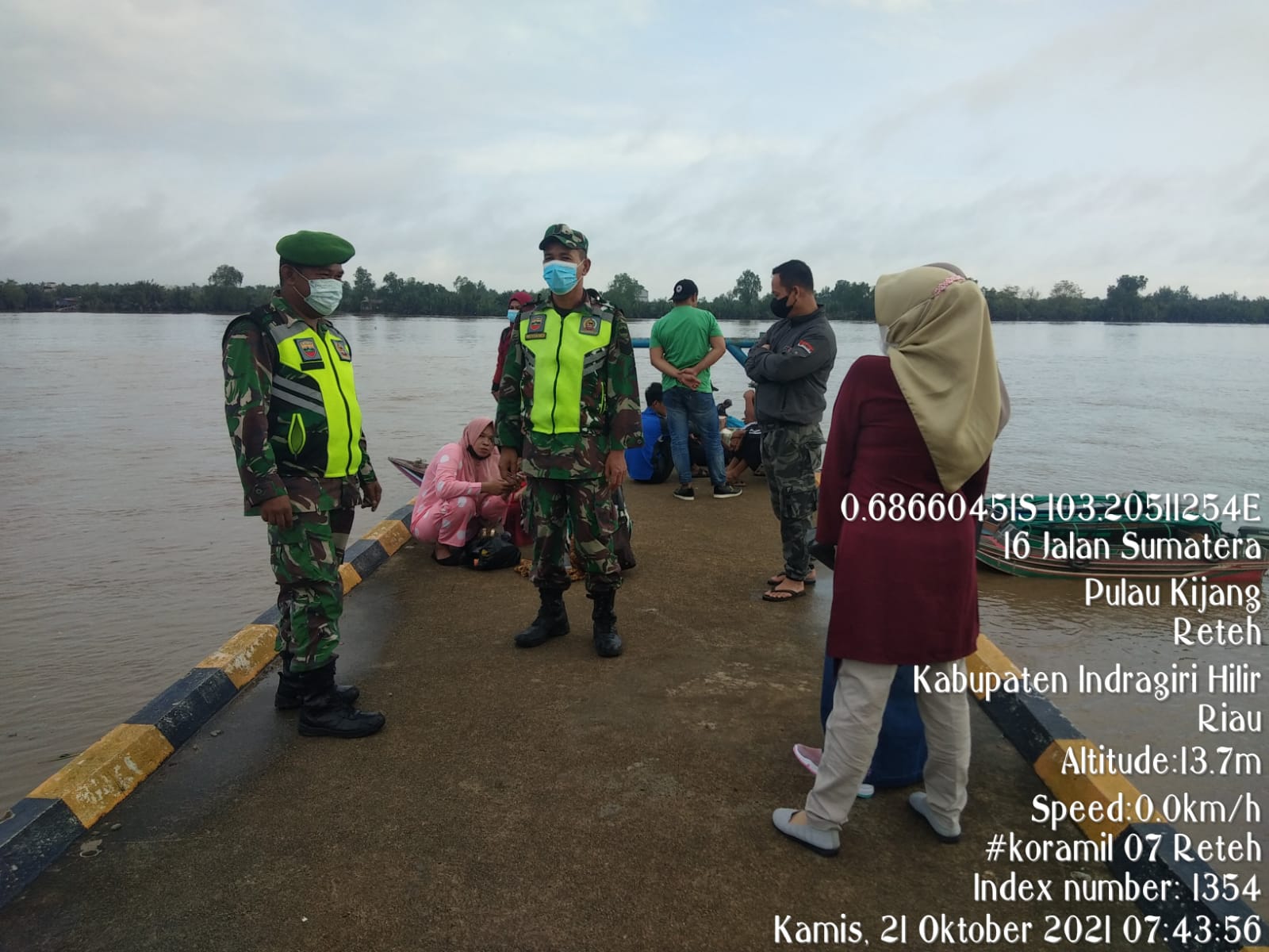 Babinsa Koramil 07/Reteh Bersama Satgas Terus Lakukan Penegakan Protkes
