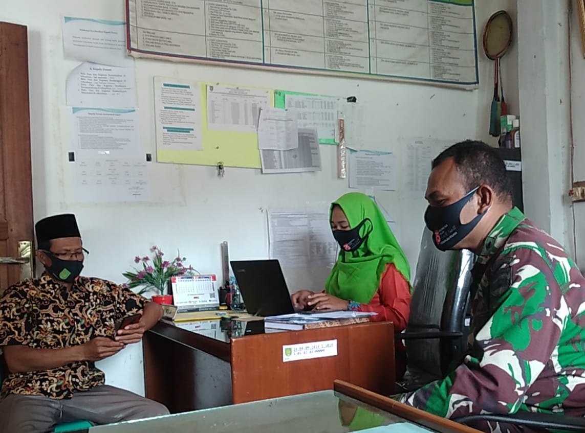 Babinsa Koramil 09/Kemuning Komsos Bersama Aparat Desa Terkait Penerimaan Prajurit TNI