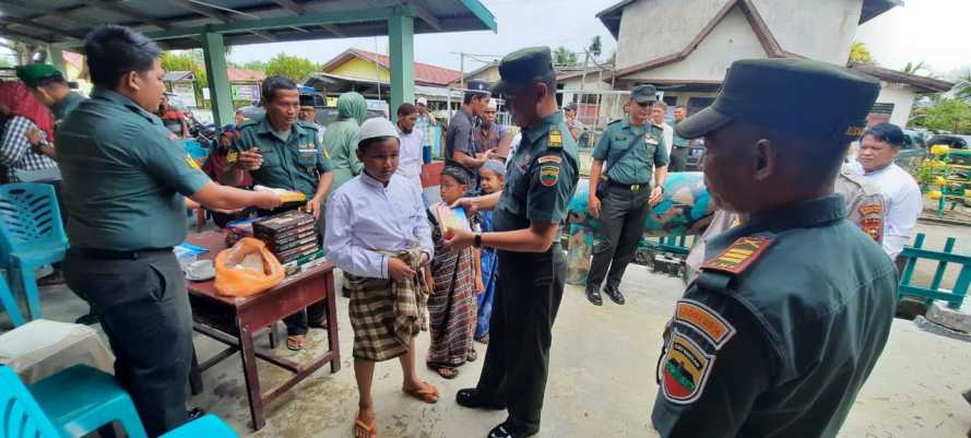 Peringati HUT Korem 031/WB Koramil 03/Tpl Adakan Bakti Sosial Sunatan Massal