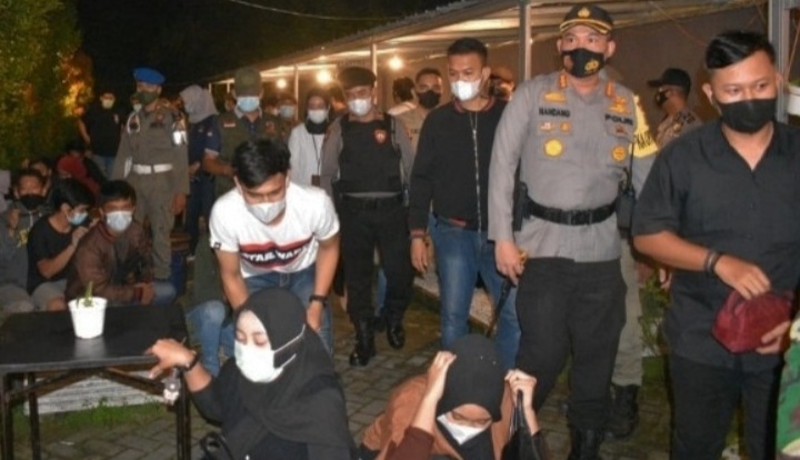 DEGIL..! Tak Pakai Masker, Puluhan Remaja Nongkrong di Pekanbaru Dihukum
