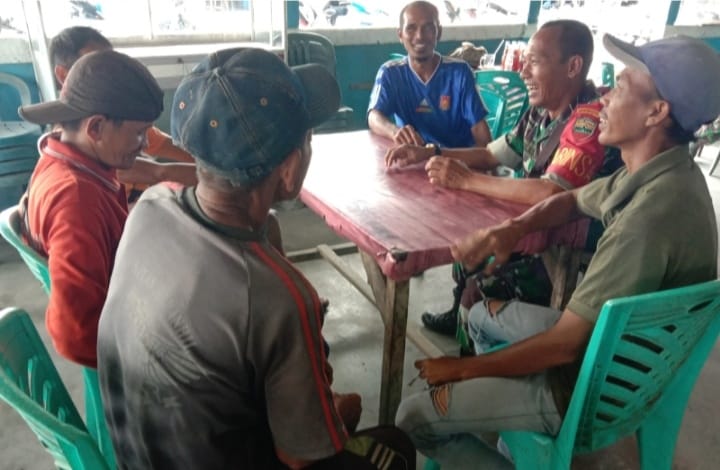 Saling Menjaga Keamanan Desa Bersama Babinsa Koramil 04/Kuindra dan Masyarakat