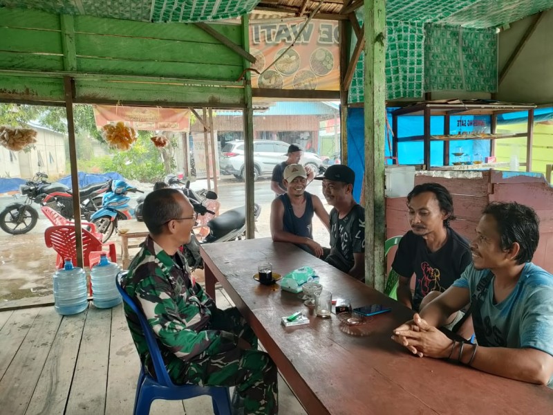 Komsos yang Produktif: Babinsa Sertu Ichlas Manalu Jalin Silaturahmi dengan Aparatur Desa Sungai Gantang