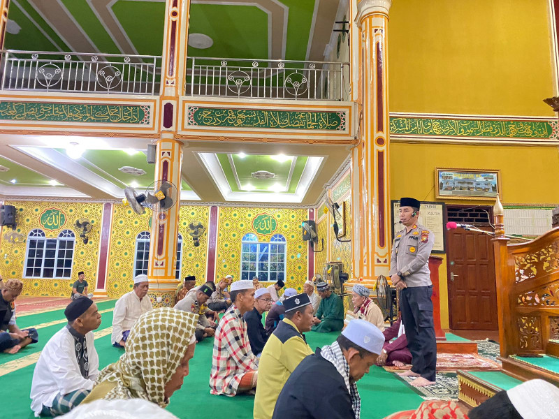 Kapolsek Kempas bersama Personil Sholat Subuh Keliling dan Sarapan Pagi Dengan Para Jamaah
