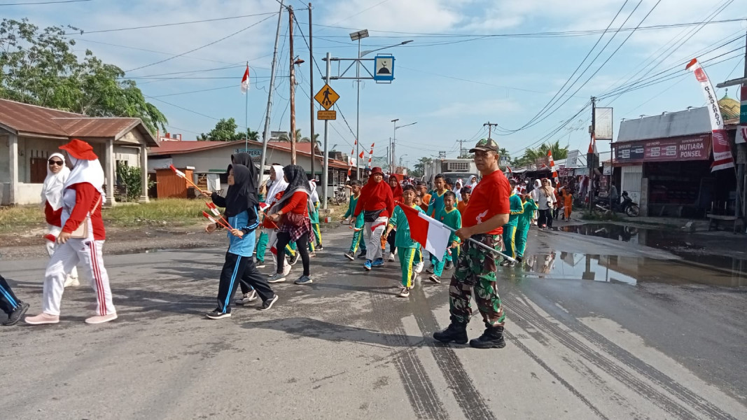 Babinsa Koramil 03/Tpl Serka Faisal Lakukan Pengamanan Karnaval Kemerdekaan RI Ke 79 Di Wilayah Binaan