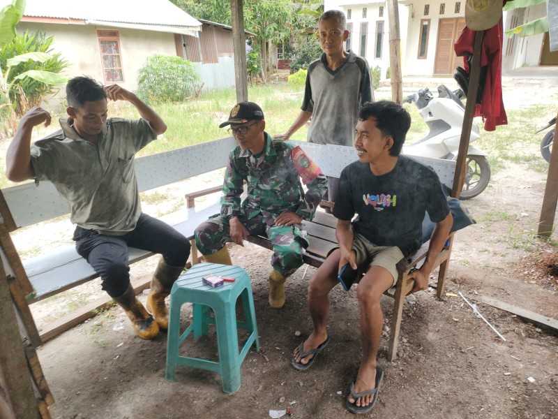 Babinsa Koramil 03/Tpl Sertu Ichlas Manalu Gelar Silaturahmi dengan Tokoh Pemuda Desa Danau Pulai Indah