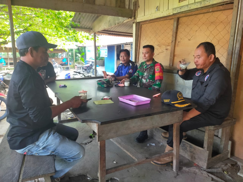 Tumbuhkan Hidup Sosial, Babinsa Koramil 09/Kmg Ajak Masyarakat Peduli Lingkungan