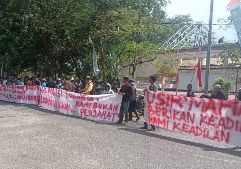 Puluhan Masa Dari Petani Sawit Lakukan Orasi di kantor Bupati, Ini Penyebabnya