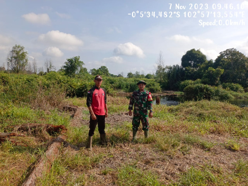 Dengan Munculnya Titik Api, Bhabinsa 05/Gas Turun Untuk Mengantispasi Karhutla