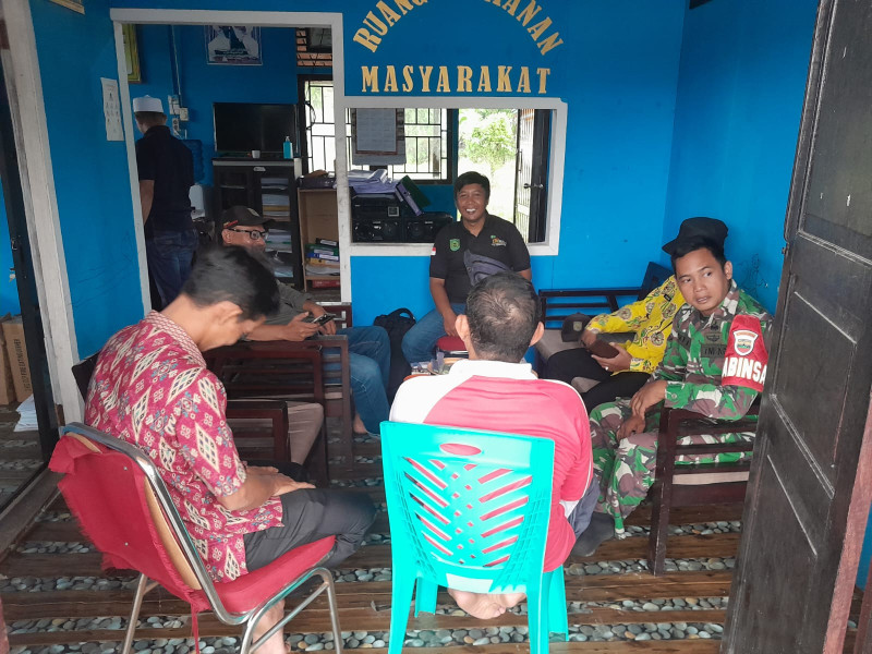 Babinsa Koramil 05/Gas Serda Ricky Rutin Laksanakan Giat Komsos Bersama Warga