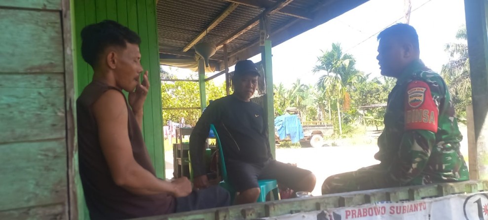 Babinsa Koramil 03/Tpl Jalin Silaturahmi dengan Masyarakat, Wujudkan Desa yang Bersih dan Aman