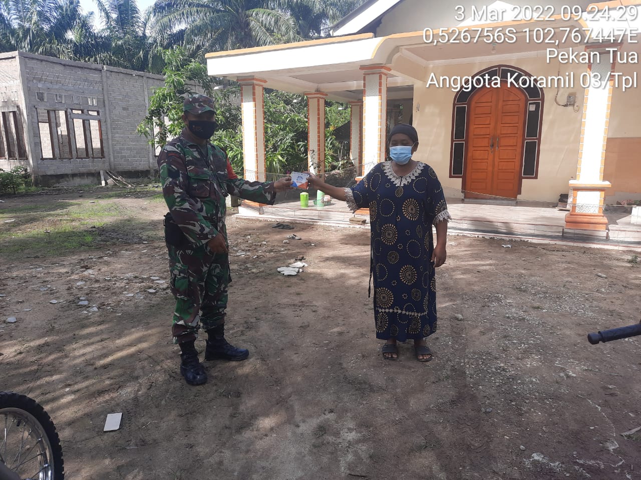 Babinsa 03/Tempuling Serahkan Obat dan Berikan Motivasi Kepada Warga Yang Sedang Isoman