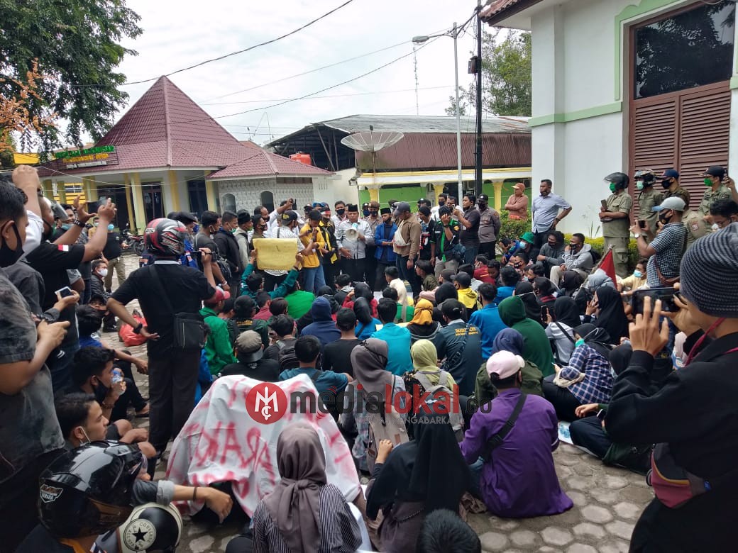 Tolak RUU Cipta Kerja, Mahasiswa Bersama Buruh dan Rakyat Kota Tanjungbalai Demo ke DPRD