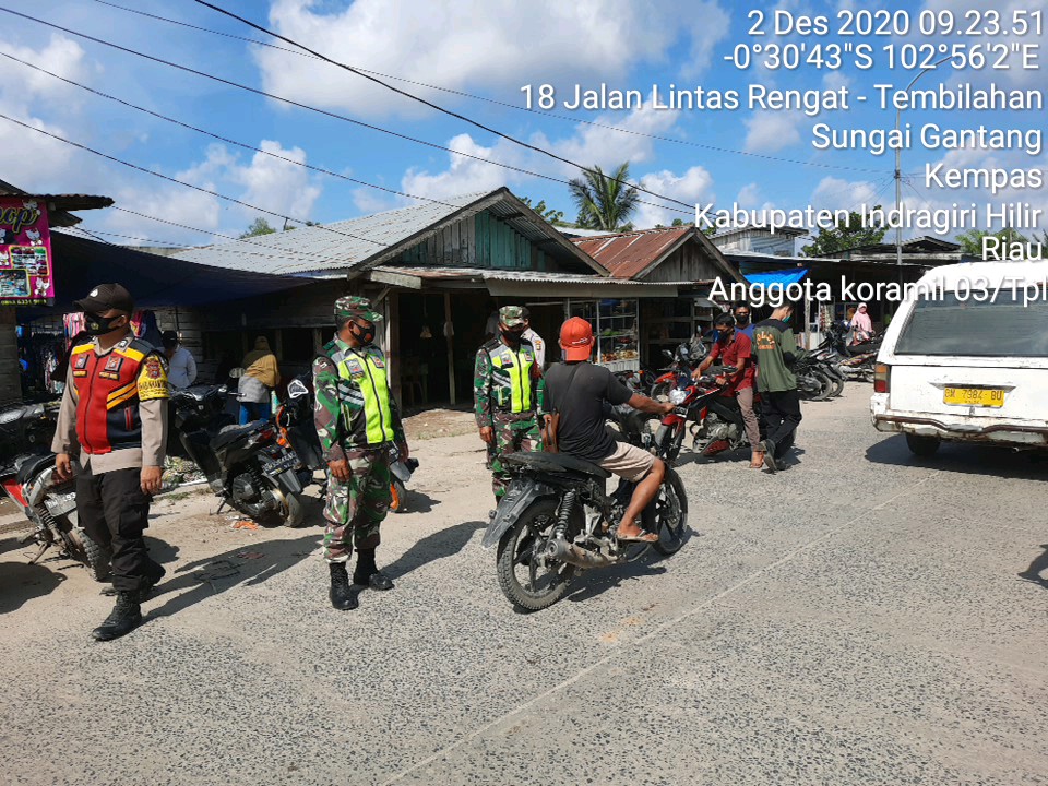 Tegakan Protokol Kesehatan, Babinsa Koramil 03/Tempuling Disiplinkan Pengunjung Pasar