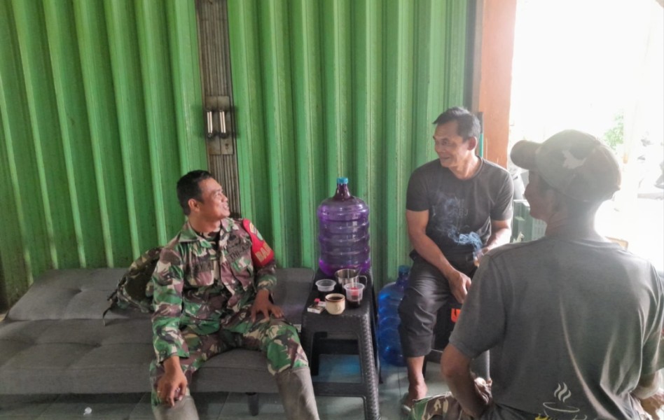 Babinsa Serda Ricky Laksanakan Komsos untuk Mempererat Tali Silaturahmi dan Kerja Sama