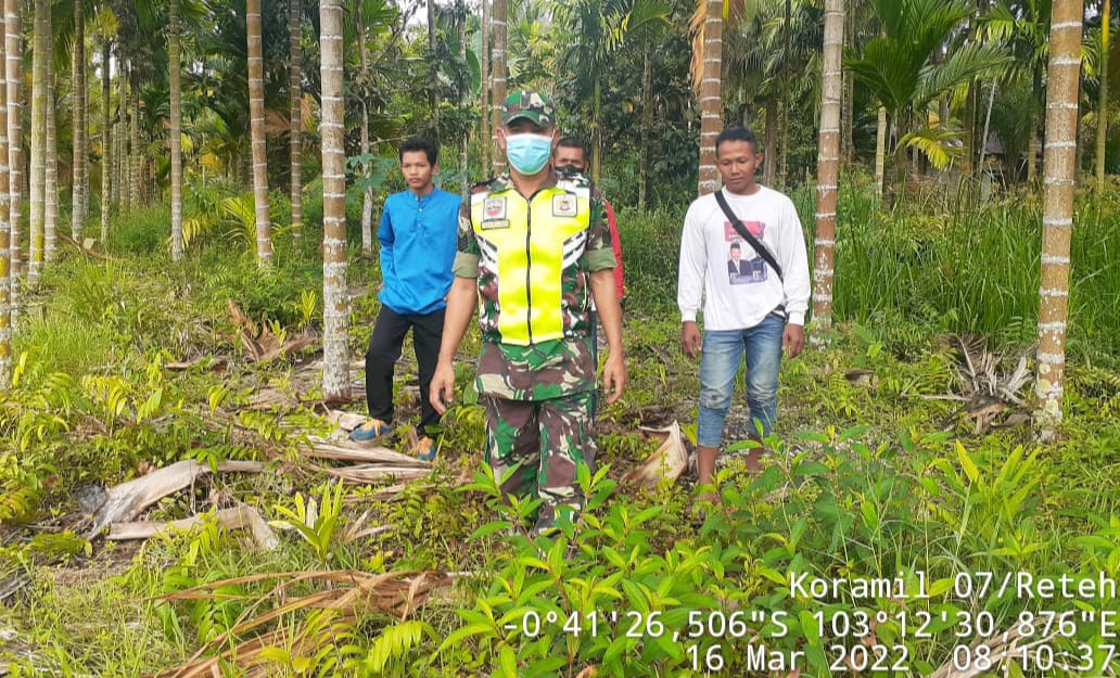 Pencegahan Karhutla Oleh Babinsa Koramil 07/Reteh di Parit 6 Darat Kelurahan Madani