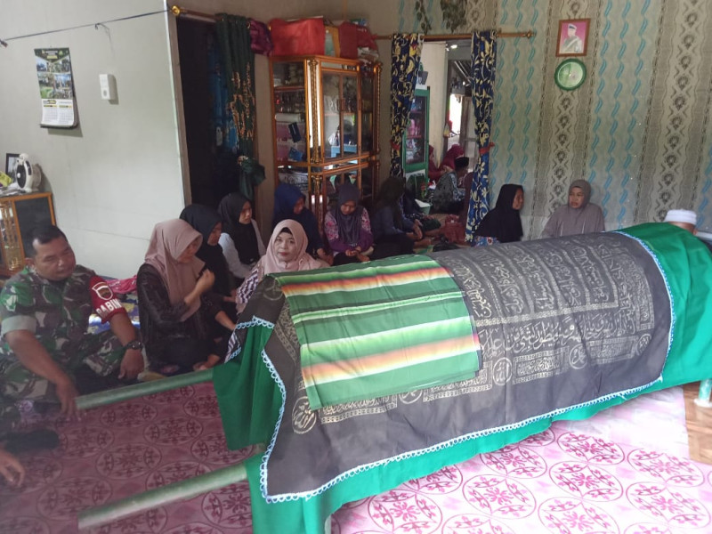 Anggota Koramil 03/Tpl Melayat Ke Rumah Duka Seorang Tokoh Masyarakat Di Wilayah Binaan