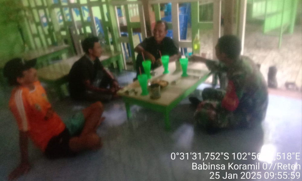 Babinsa Jalin Silaturahmi dengan Masyarakat di Kecamatan Sungai Batang Melalui Komsos