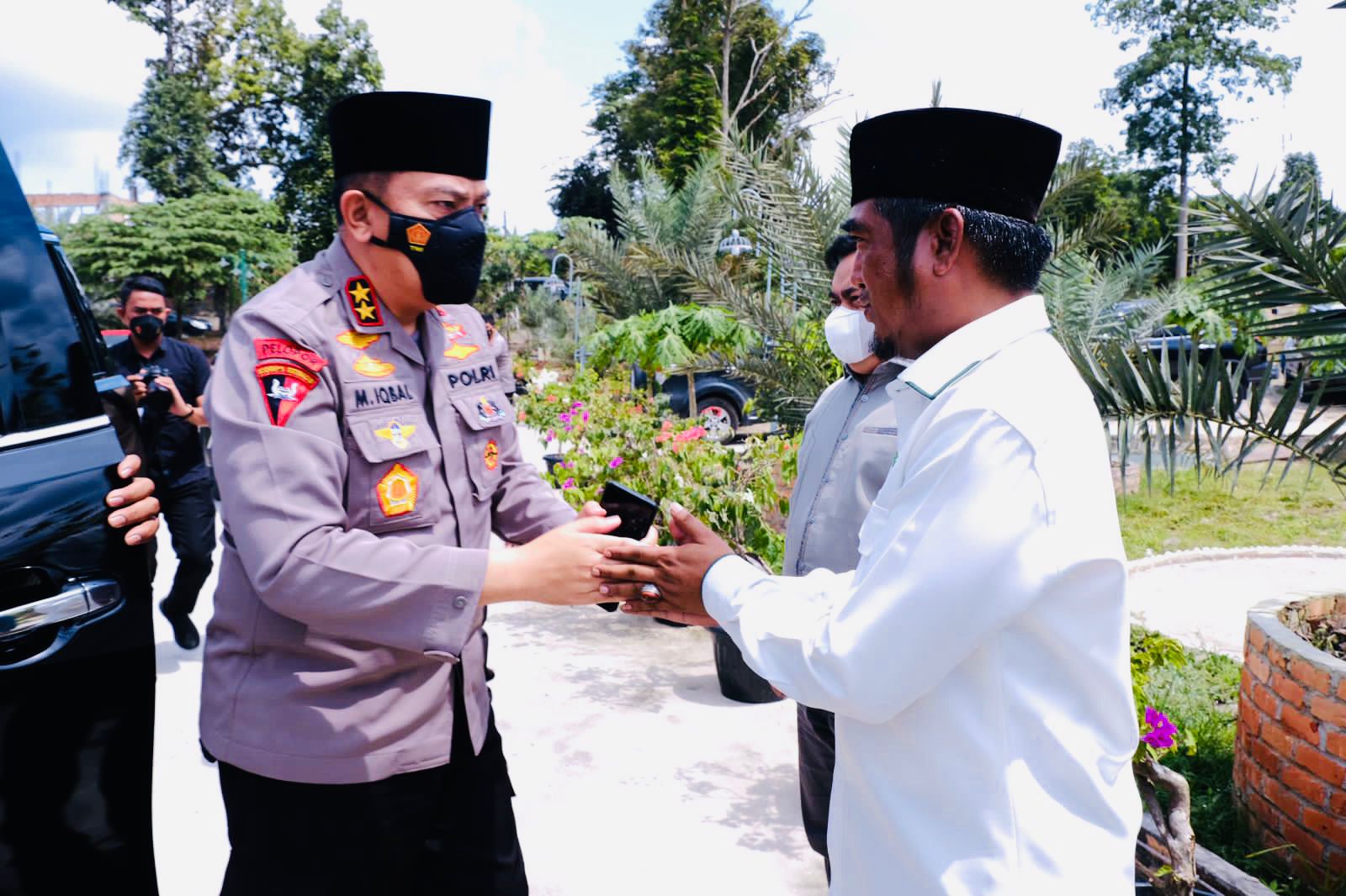 Silaturahmi Bersama Pengurus Wilayah NU Riau, Irjen Iqbal Tanam Kurma dan Salurkan Bantuan 