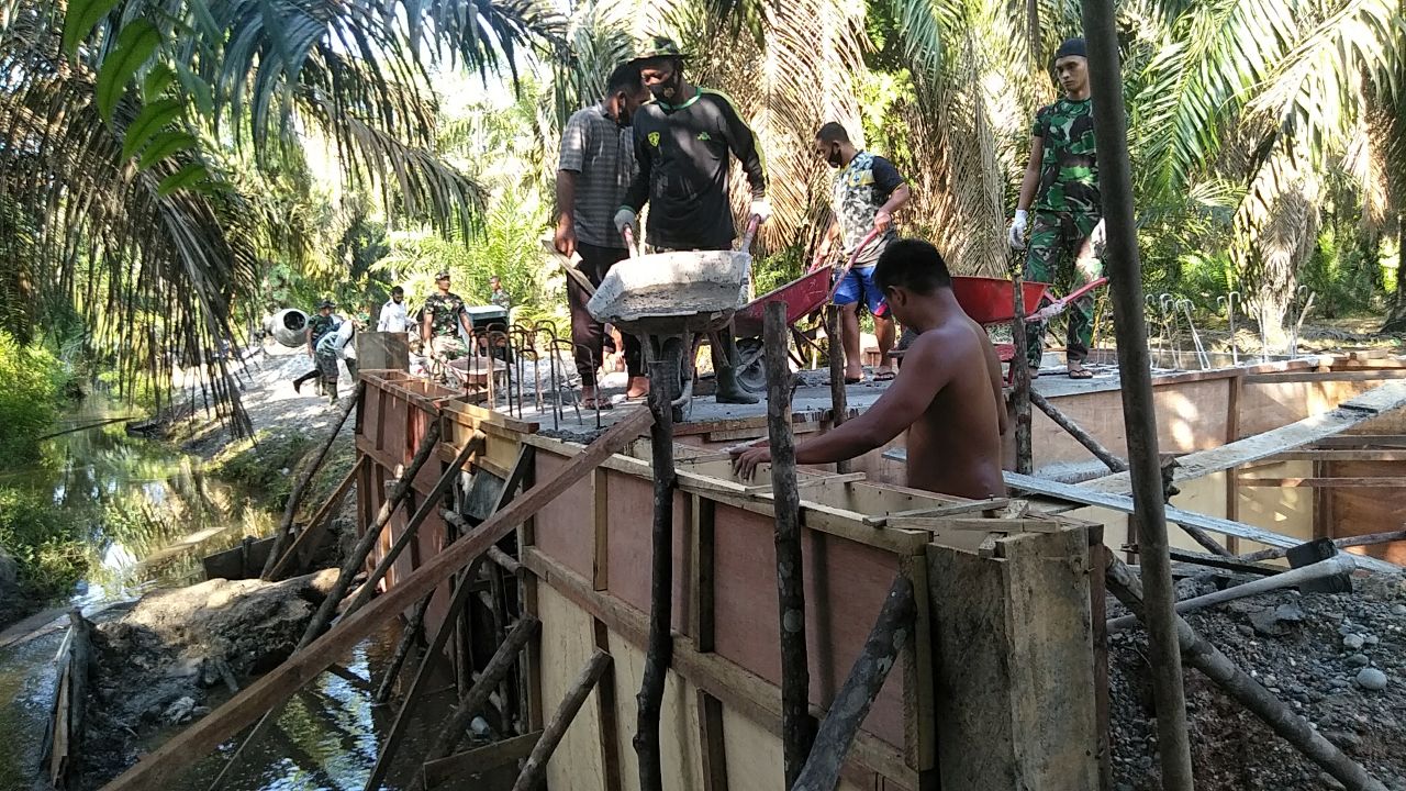 Satgas TMMD Ke-110 Kodim 0313 KPR Bersama masyarakat Bahu-membahu Lanjutkan Pengecoran Box Culvert 
