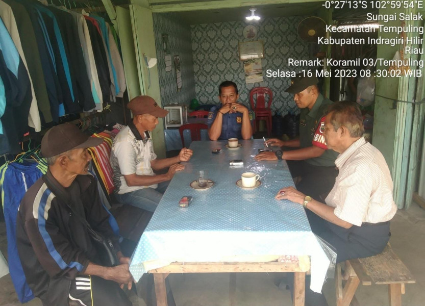 Komsos Babinsa Sertu Paryono Bersama Tomas, Bahas Keamanan Dan Ketertiban Lingkungan