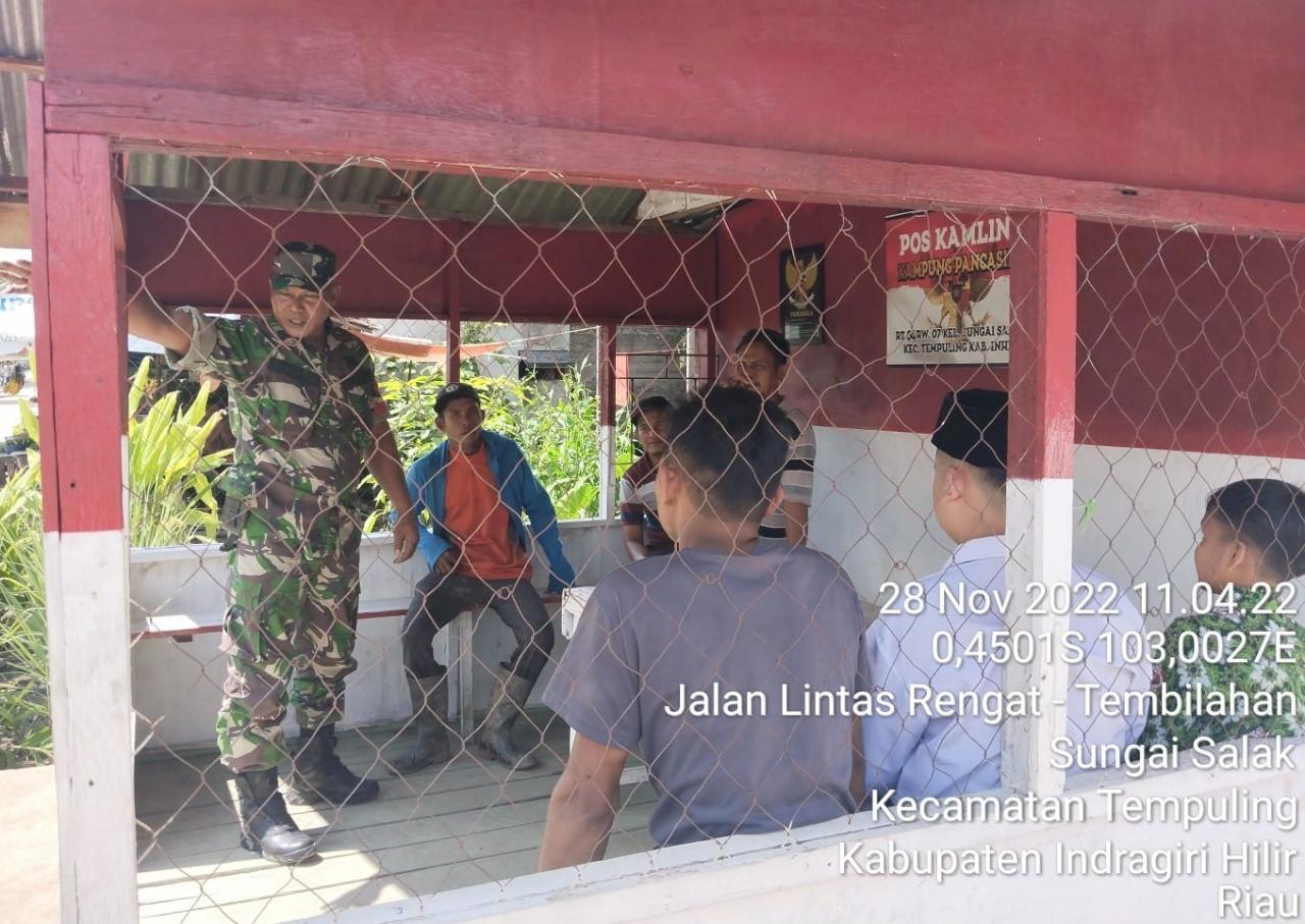 Serma Syamsul Azman Babinsa Koramil 03/TPL Komsos di Kampung Pancasila