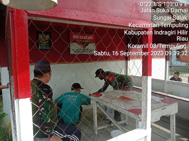 Babinsa 03/Tpl Inisiatif Ajak Warga Bergotong Royong Pembersihan dan Pengecatan Pos Kamling
