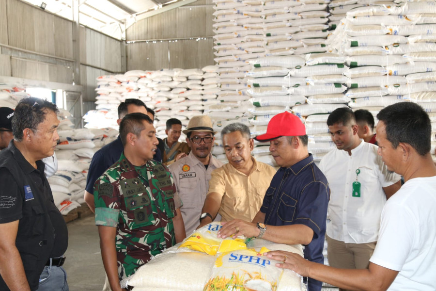 Pastikan Stok Kebutuhan Pokok dan Harga Stabil, Pj Bupati Inhil Herman Sidak Pasar dan Distributor Barang di Kota Tembilahan