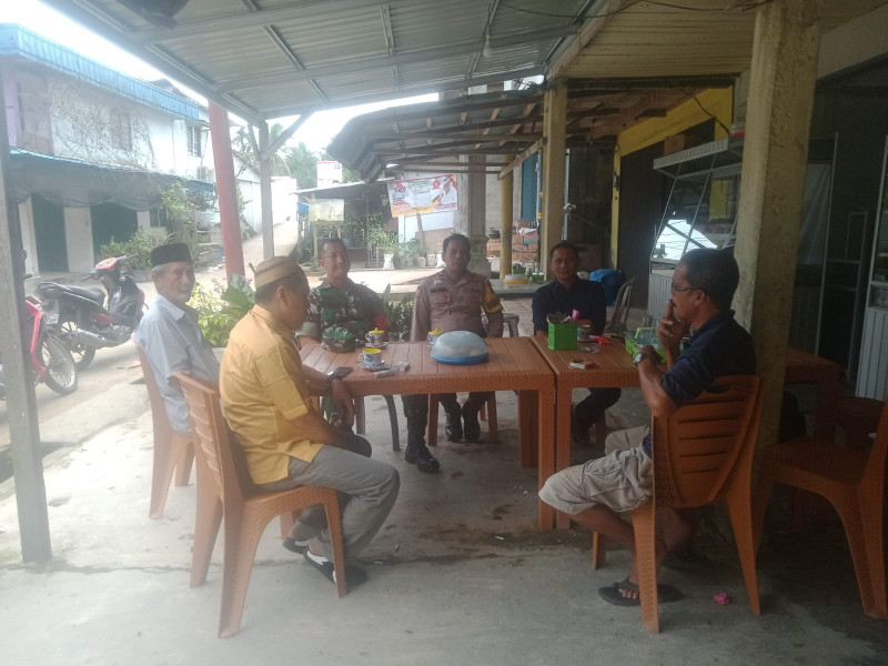 Secara Rutin, Babinsa Koramil 07/Reteh Perkuat  Hubungan Dengan Masyarakat Setempat