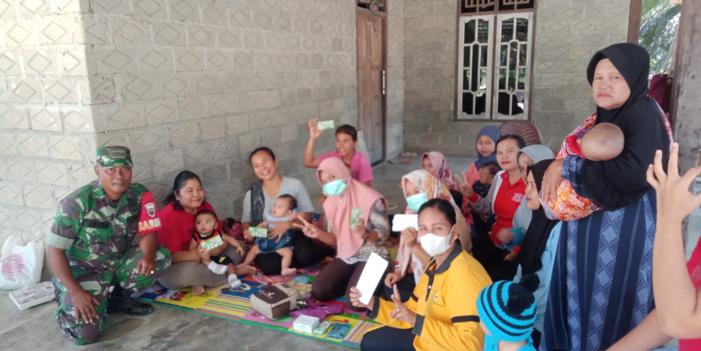 Kegiatan KB Kes Dengan Petugas Posyandu Bersama Babinsa Koramil 09/Kemuning dan Warga