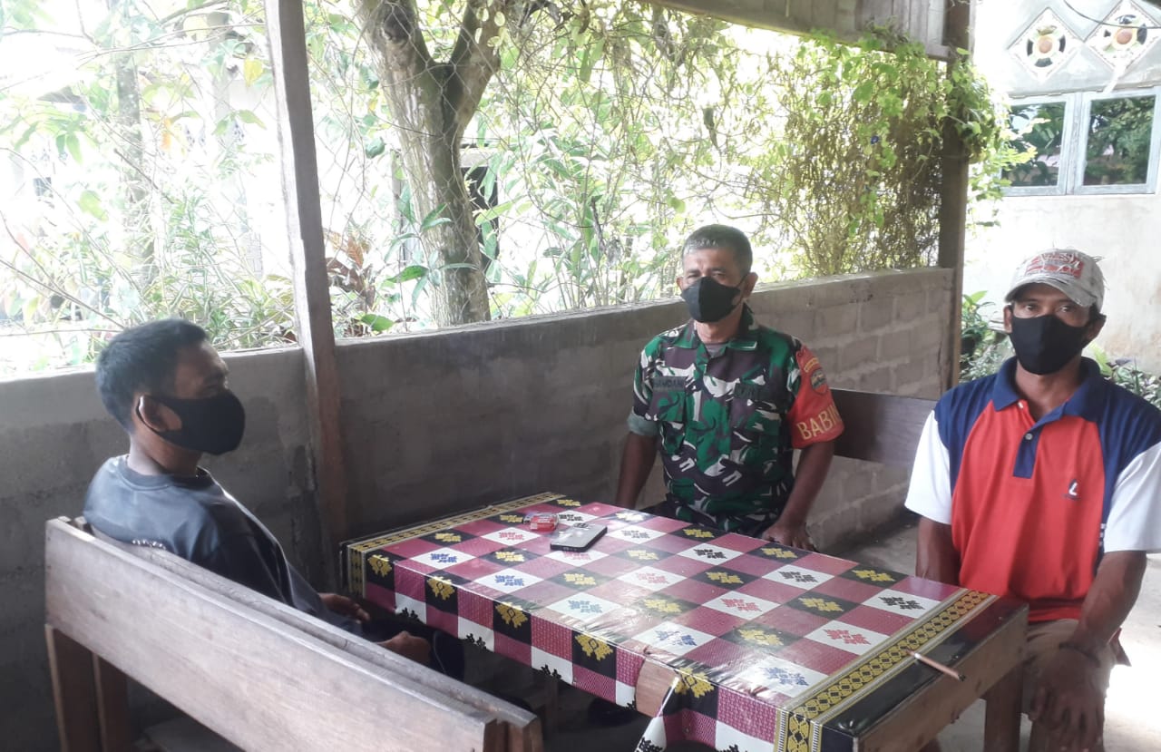 Bangun Sinergitas, Babinsa Koramil 04/Kuindra Komsos di Teluk Dalam