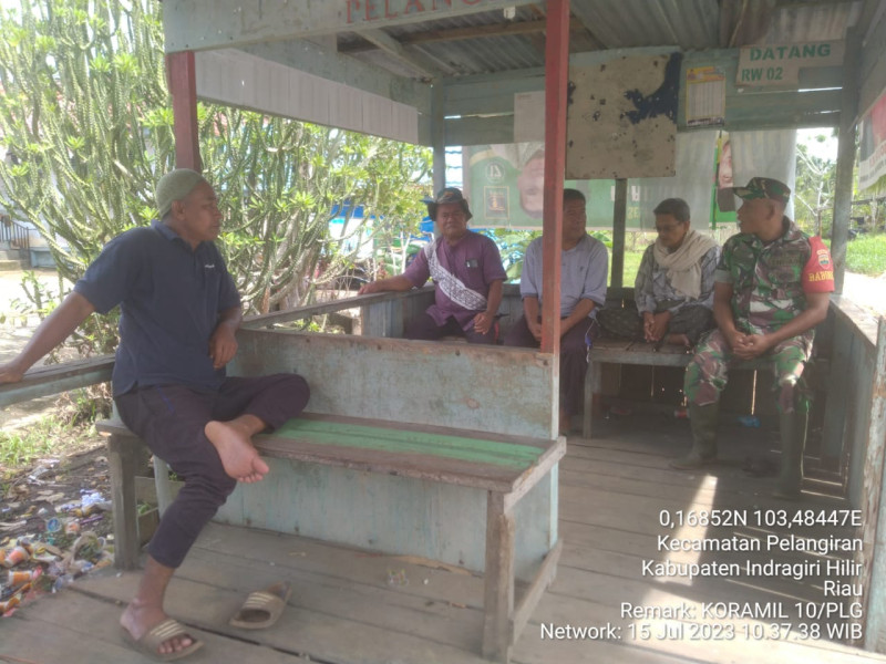 Upayakan Menjaga Alam dan Sekitar Bersama Babinsa Koramil 10/Pelangiran Demi Kenyamanan di Lingkungan