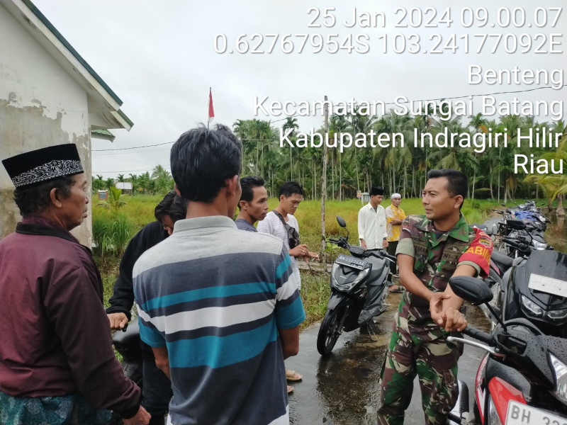 Peduli Terhadap Lingkungan, Koramil 07/Reteh Ajak Masyarakat Untuk Hidup Tentram dan Damai di Binaan