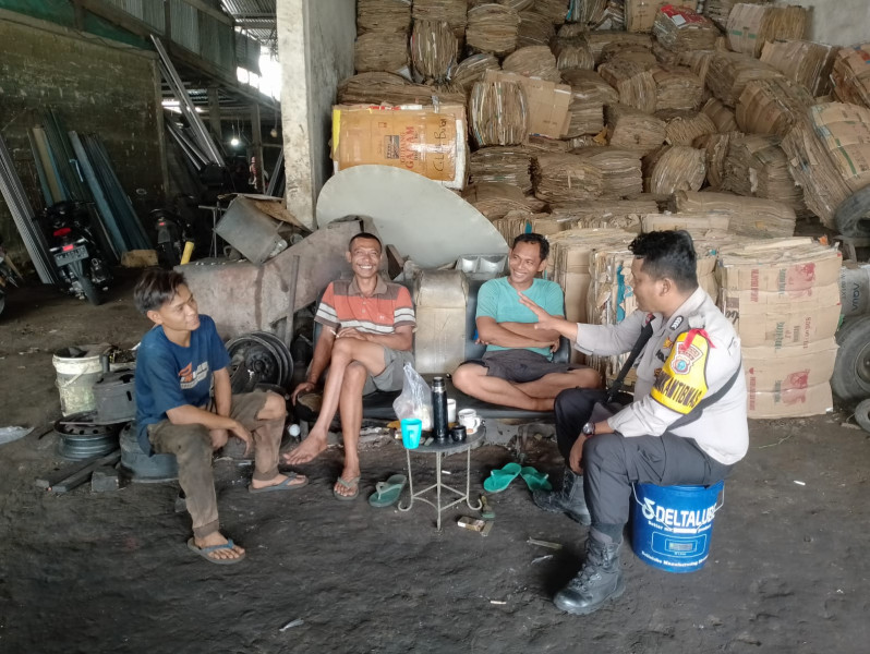 Jajaran Polsek Kempas Intens Sambangi Warga, Ingatkan Datang ke TPS.