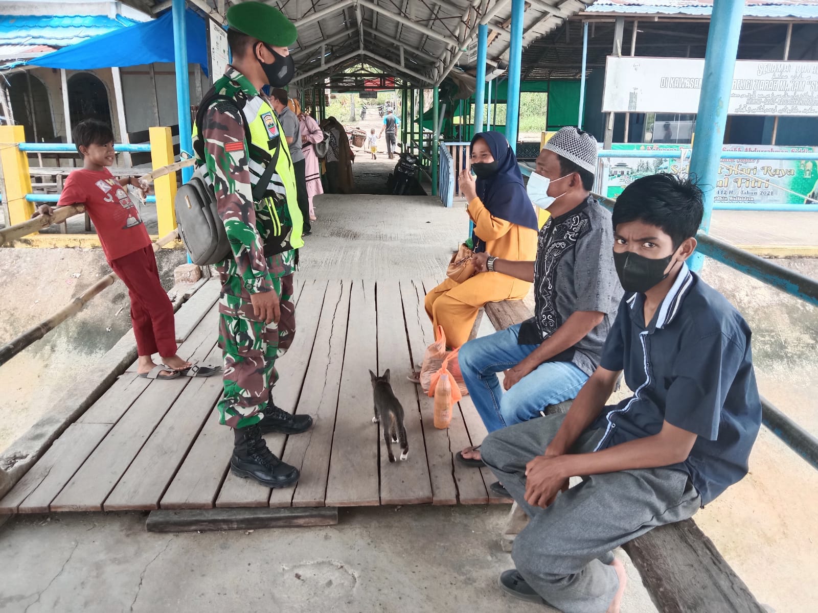 Personil Koramil 04/Kuindra Tegakkan Protkes di Pelabuhan Teluk Dalam