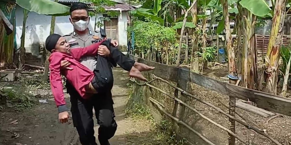 Keluarga Tak Punya Biaya, Polisi di Inhu Bopong Remaja Lumpuh dan Membawanya Berobat ke Rumah Sakit Keluarga Tak Punya Biaya, Polisi di Inhu Bopong Remaja Lumpuh dan Membawanya Berobat ke Rumah Sakit