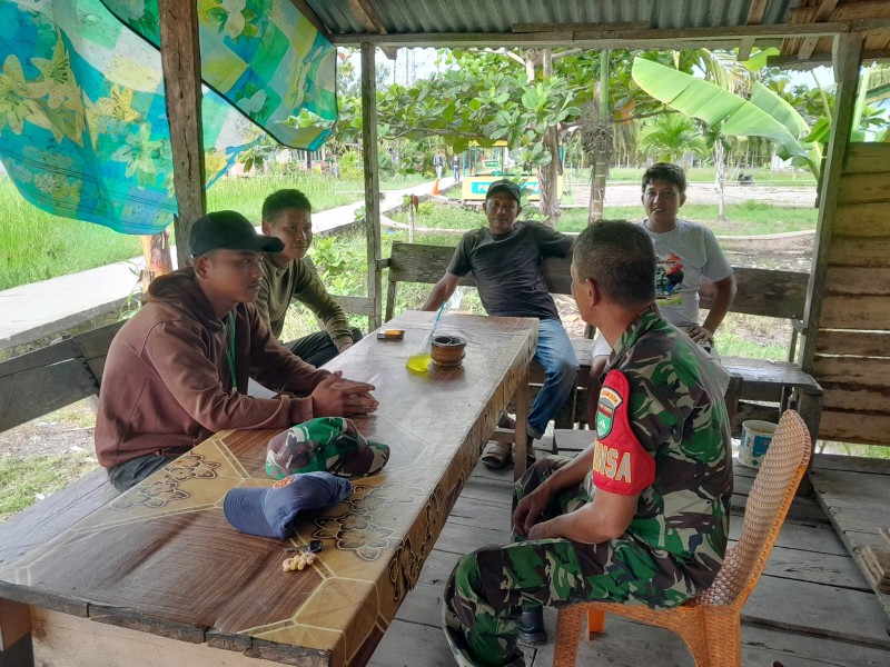 Babinsa Koramil 07/Reteh Bangun Kedekatan dan Kebersamaan dengan Warga Desa Sungai Undan