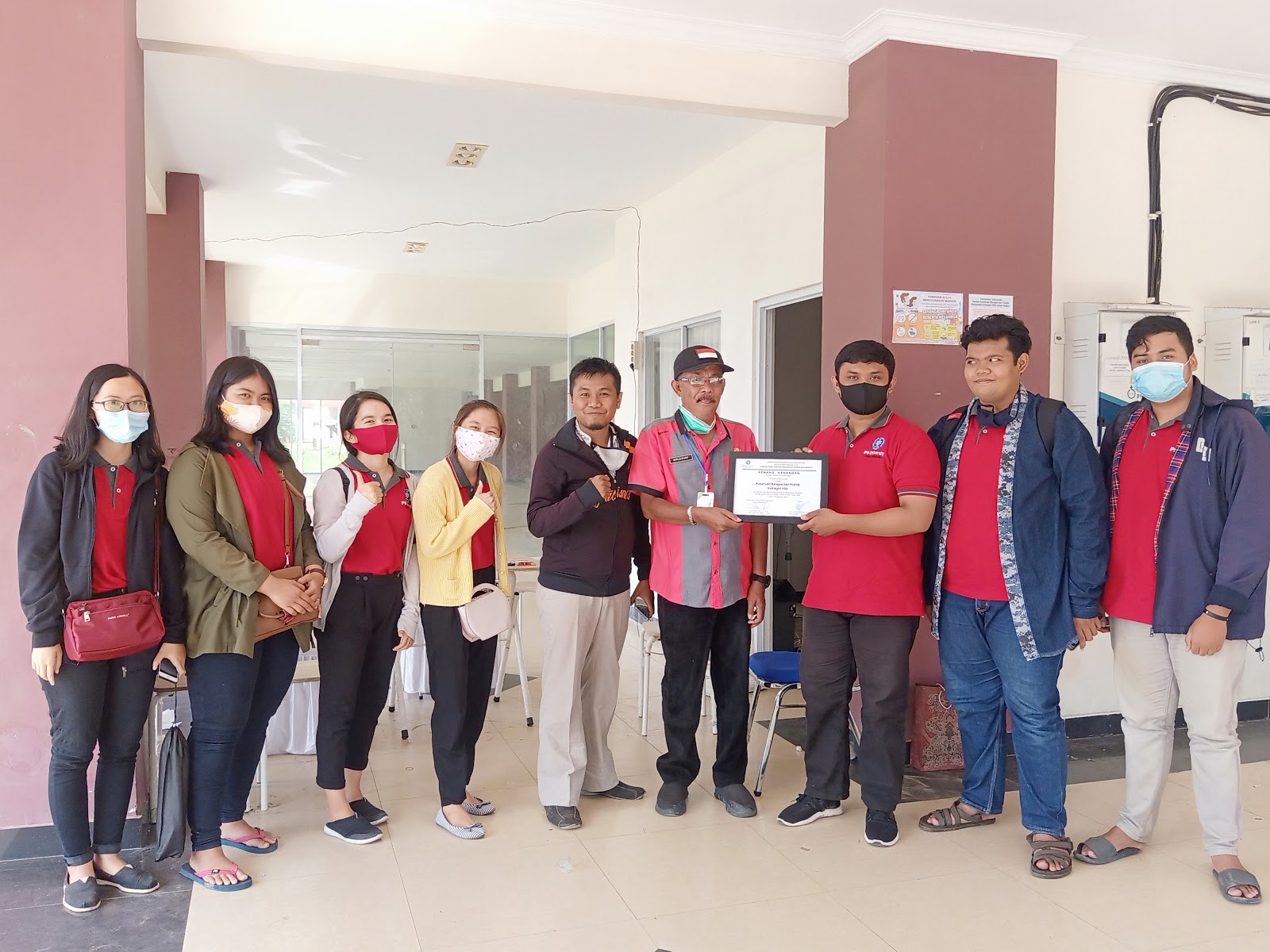 Selesai KKN di Desa Pekan Kamis, Mahasiswa IPB Berikan Bingkisan untuk Kesbangpol Inhil