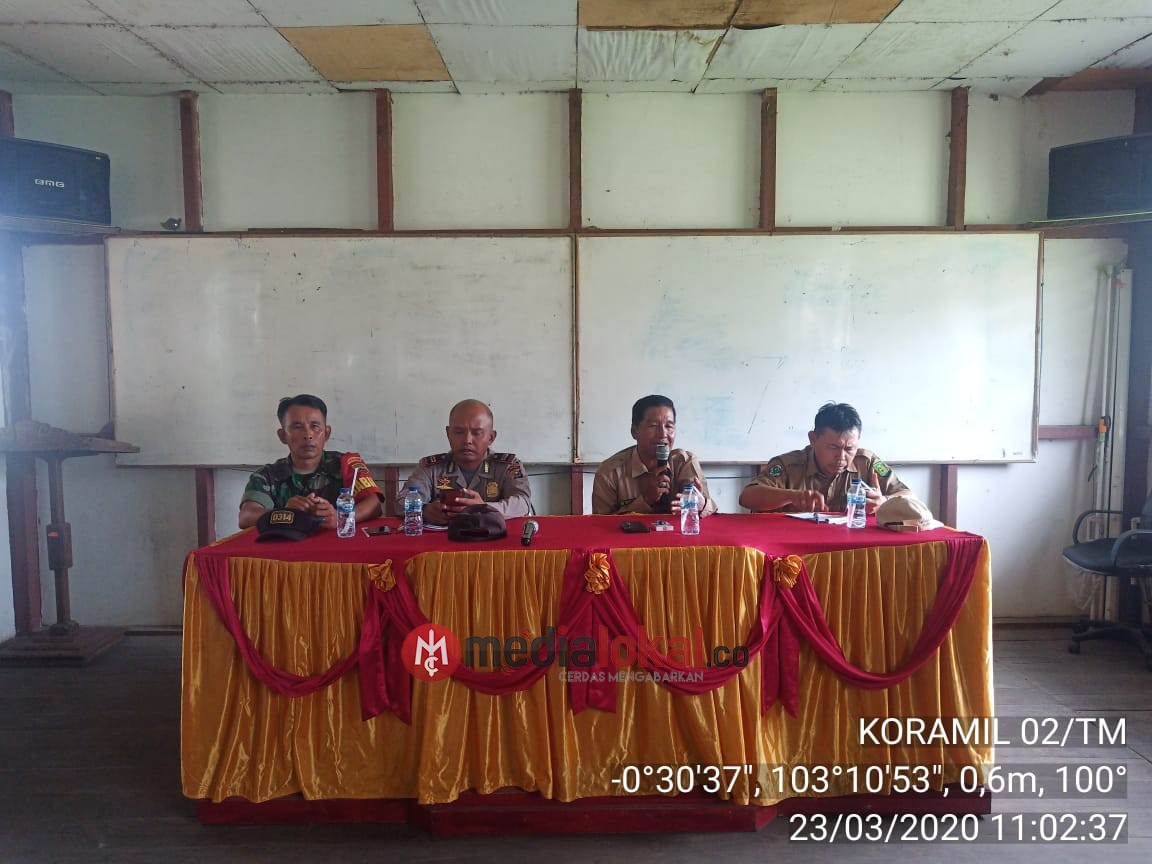 Pelda Ismail Bage Koramil 02/Tanah Merah Hadiri Rakoor Antisipasi Penyebaran Virus Corona di Enok