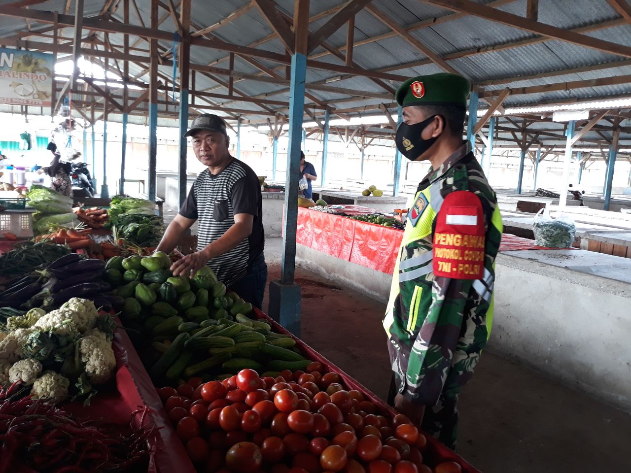 Babinsa Melaksanakan Gaplin Protokol Kesehatan Di Pasar Tradisional