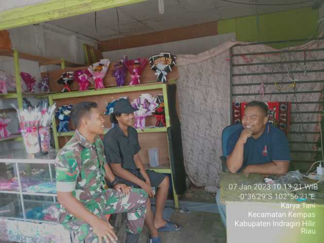 Guna Dapatkan Informasi, Babinsa Koramil 03/Tempuling Sambangi Tokoh Pemuda