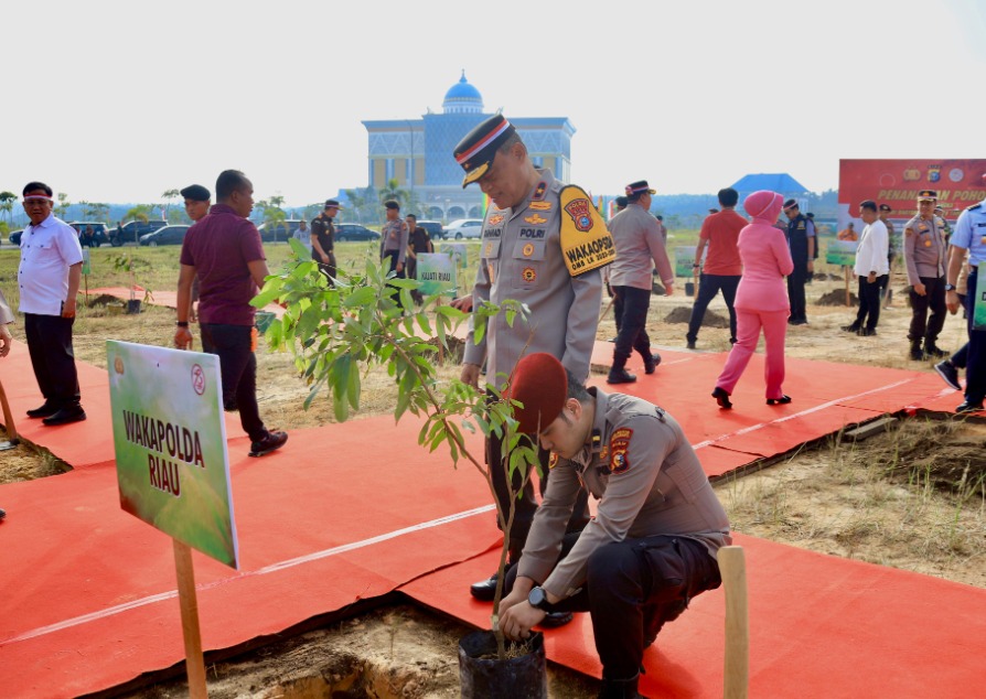 Wakapolda Pimpin Penanaman Pohon Serentak dalam Rangka Hari Bhayangkara
