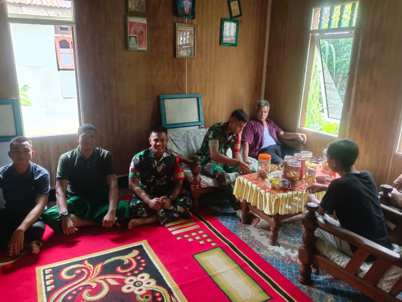 Jalin Silaturahmi Saat Lebaran Babinsa Koramil 05/Gas Pratu Zurahman Komsos Dengan Warga Desa Binaan