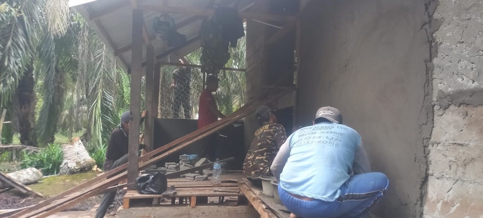 Lanjutkan Pekerjaan Fisik, Satgas TMMD kodim 0314/Inhil Plester Dinding Luar RTLH Milik Bapak Aat