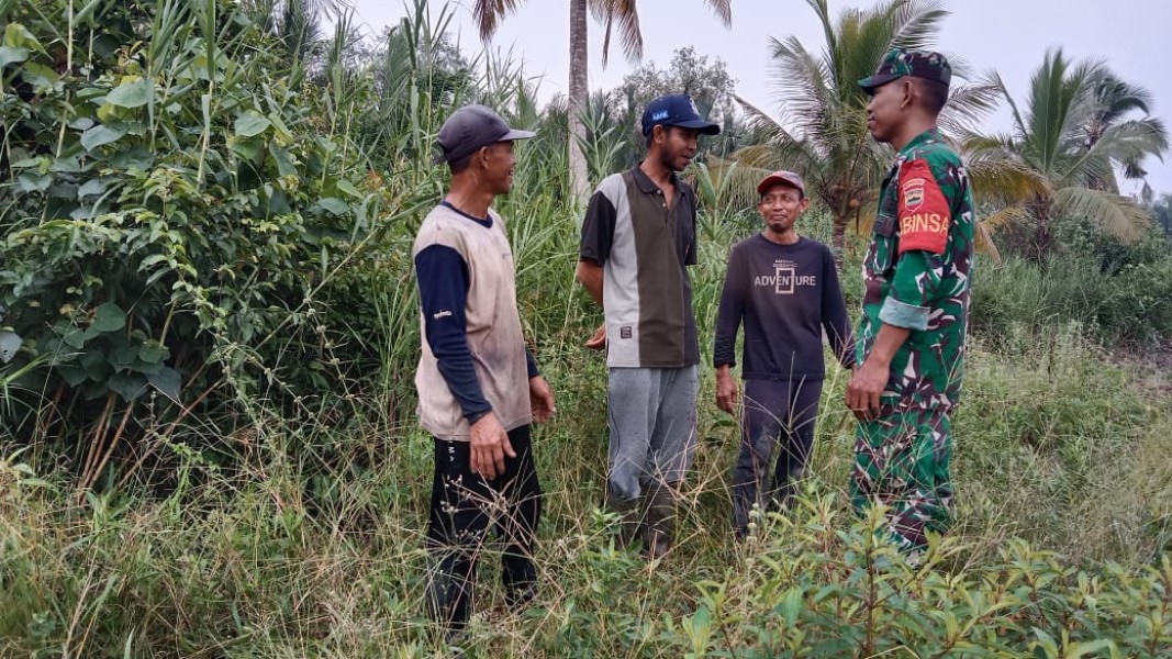 Babinsa Koramil 07/Reteh Jaga Tapal Batas Sungai Batang, Karhutla Dicegah Sebelum Asap Membara