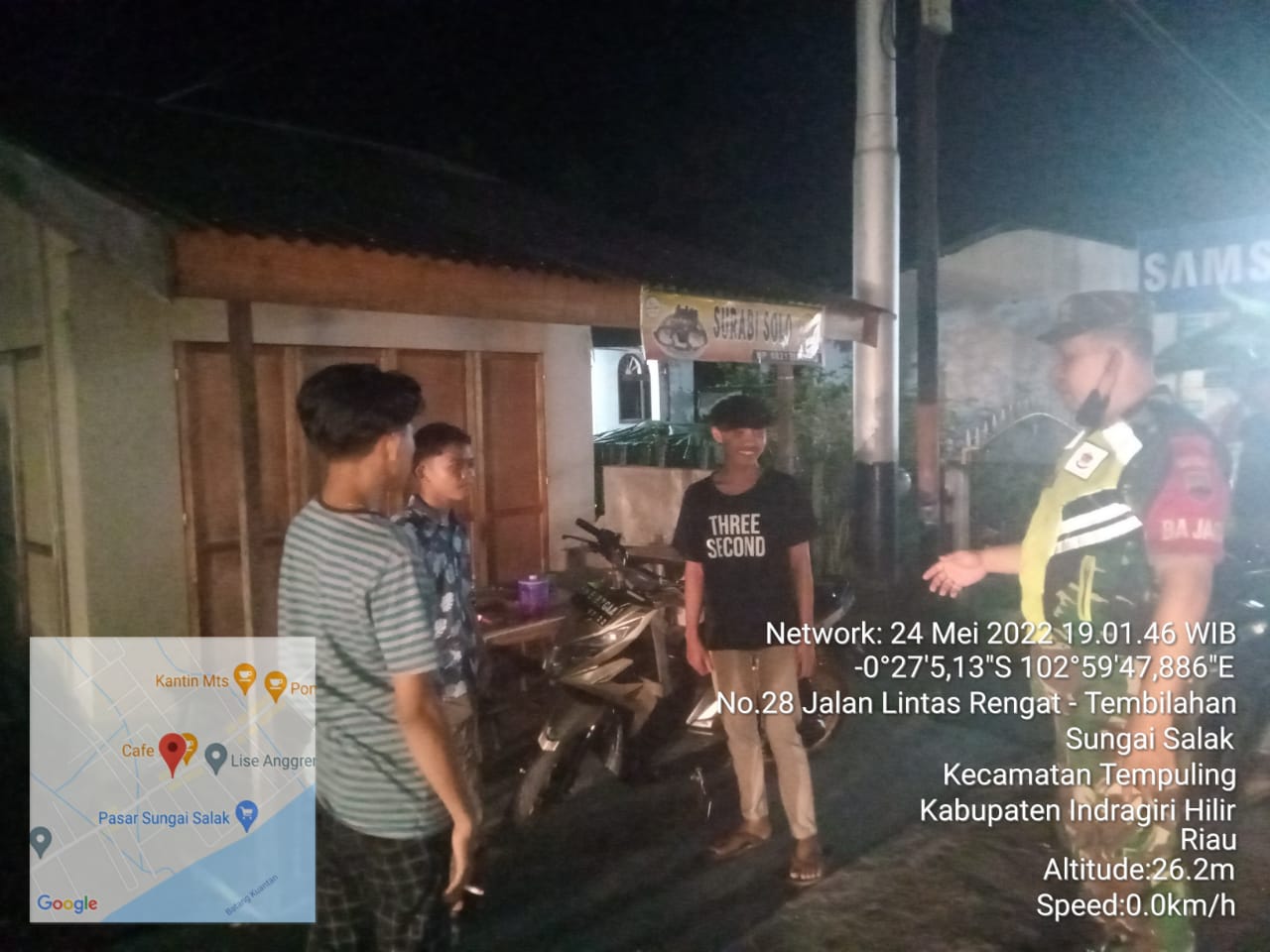 Patroli Malam, Babinsa Koramil 03/Tempuling Sambangi Pemuda Nongkrong Berikan Himbauan Kamtibmas