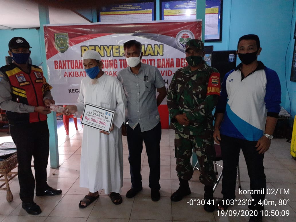 Babinsa Desa Tanah Merah Dampingi Penyaluran BLT DD Tahap 4,5,6
