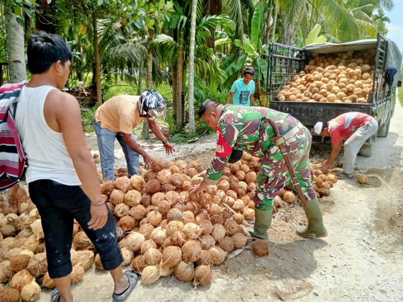 Babinsa Koramil 09/Kmg Bangun Komunikasi Dengan Warga Agar Terjalin Silaturrahmi