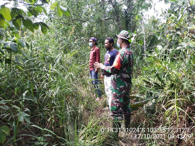 Babinsa Serda P Sitompul Bersama Masyarakat Lakukan Patroli Karhutla di Sungai Dusun